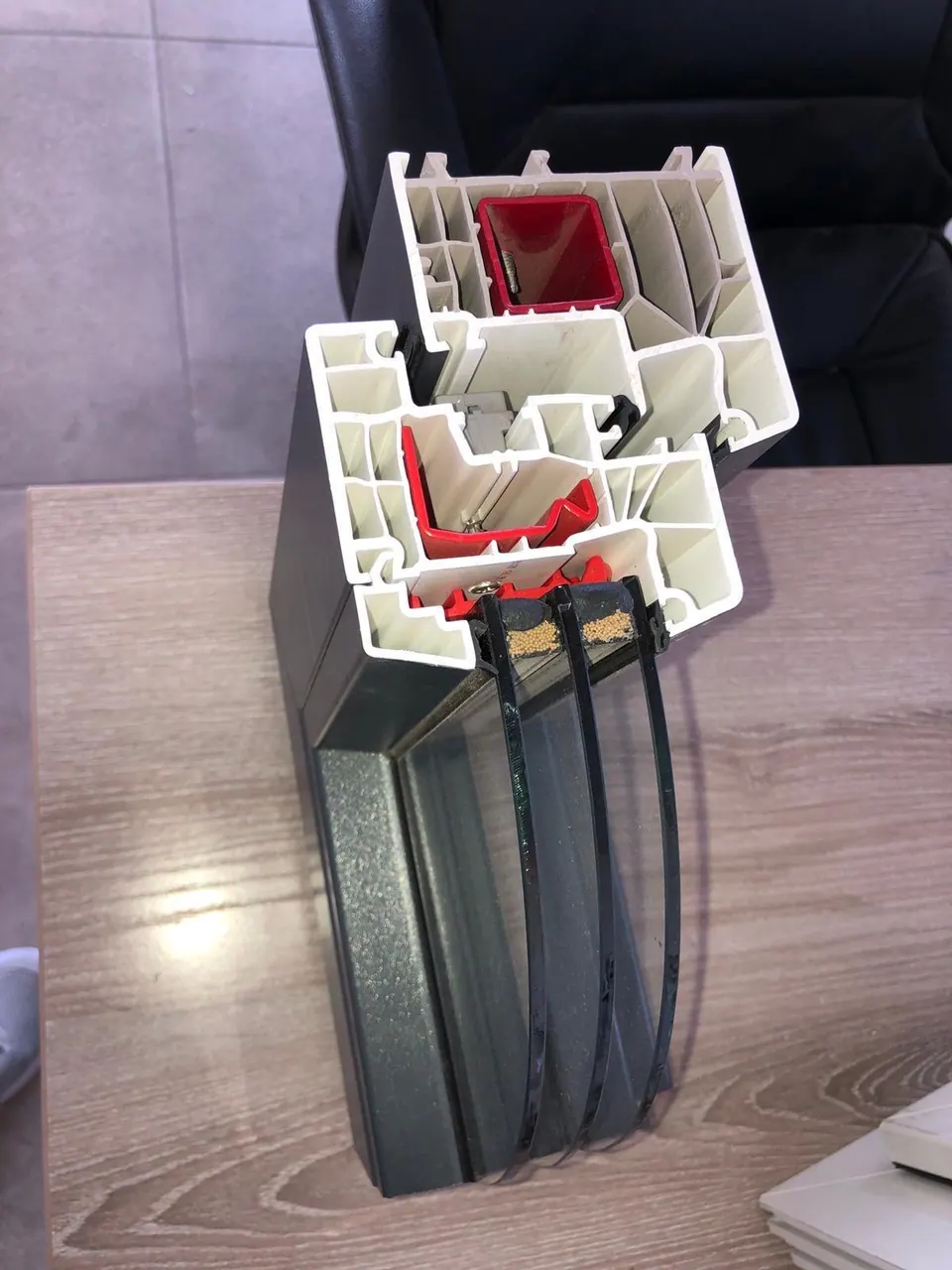 Coupe d’un profilé de fenêtre en PVC multichambre