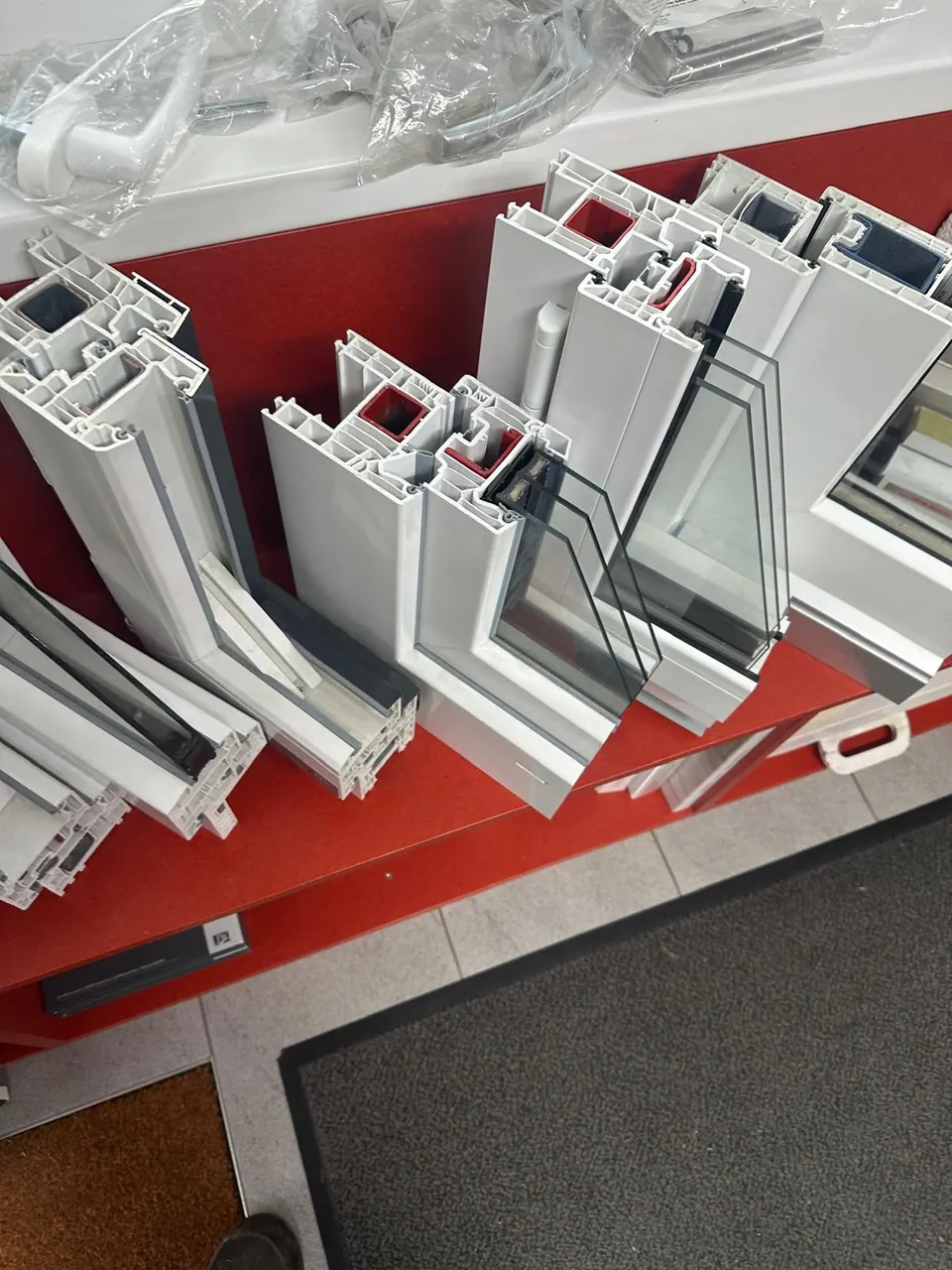 Coupes de profilés de fenêtres et portes en PVC