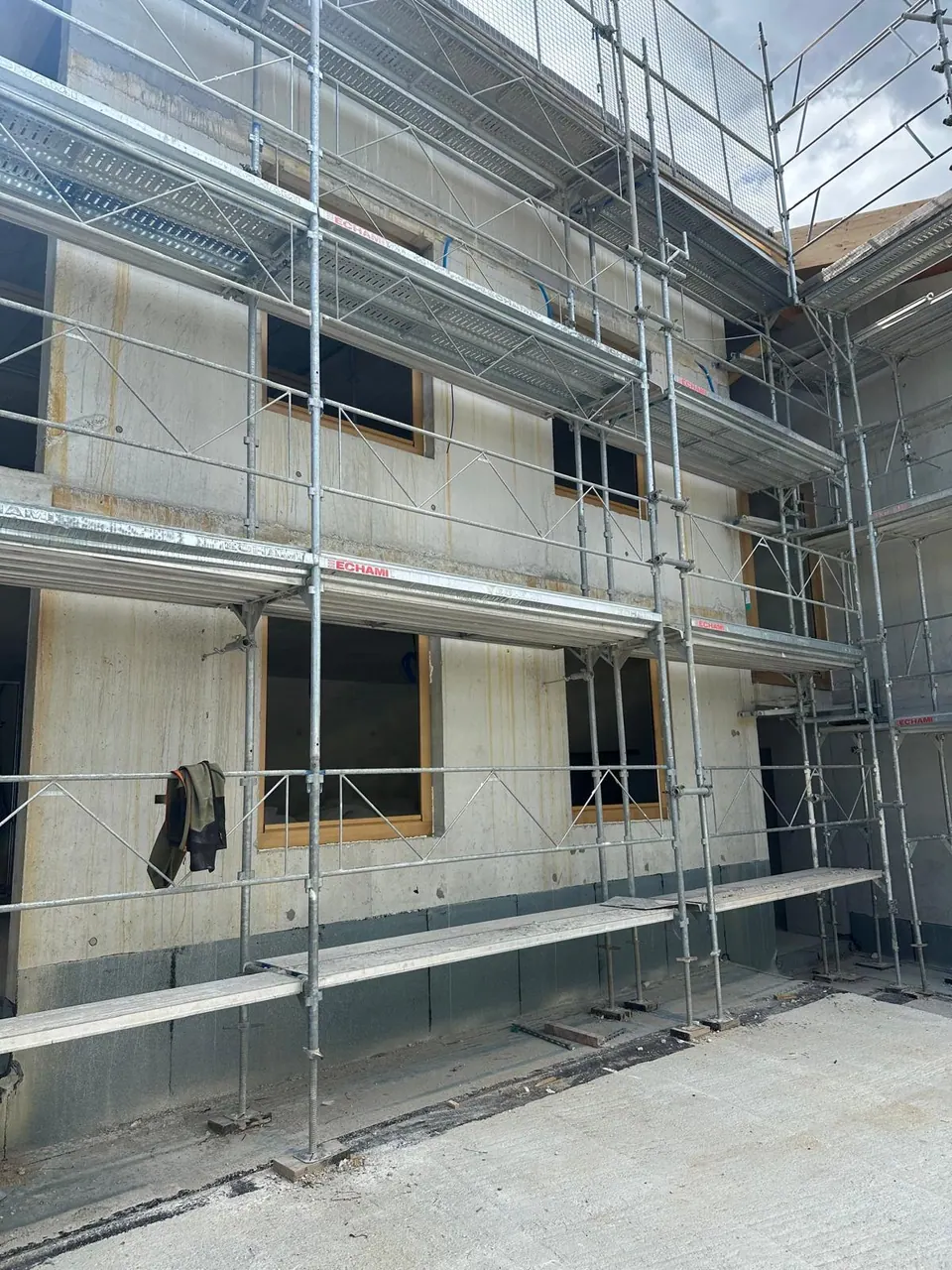 Façade d’immeuble avec fenêtres posées, en chantier