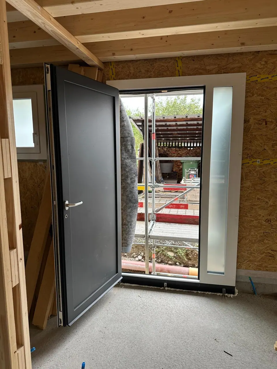 Porte d’entrée anthracite avec vitrage latéral